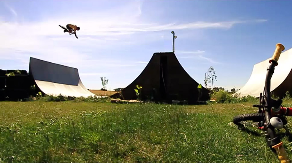 Florent Soulas beherrscht sein BMX wie kaum ein Zweiter. Fünf Minuten wirklich erfrischendes Fahrradfahren des sympathischen Franzosen gibt es hier.