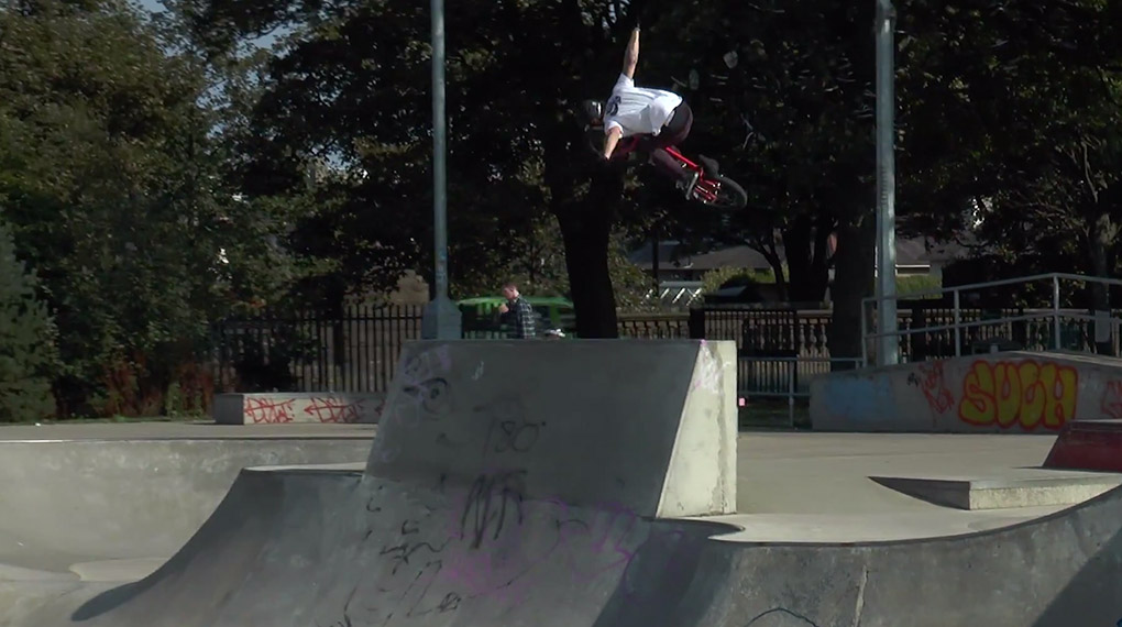 Jason Phelan ist zusammen mit Joe Bailey und Hector Spencer Wood durch UK gezogen und hat verschiedene Bowls nach allen Regeln der Kunst auseinandergenommen.