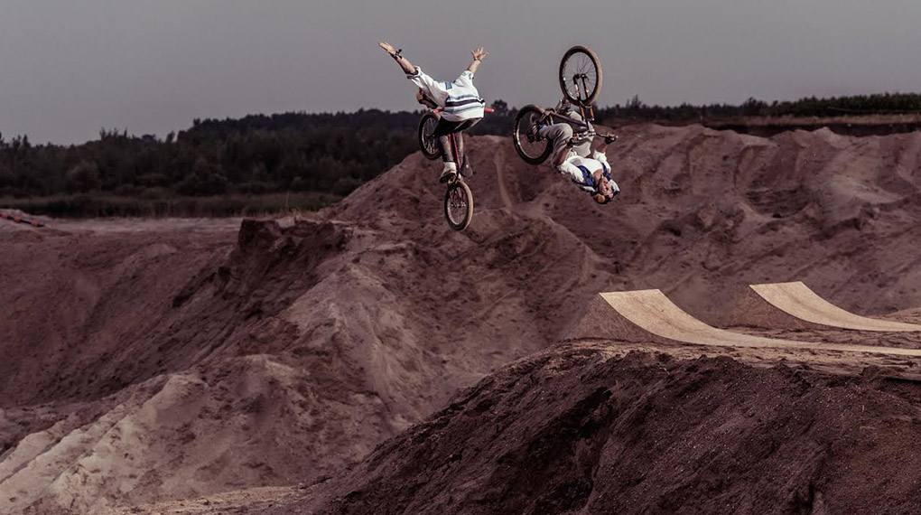 Dawid und Szymon Godziek haben mit Red Bull ein einzigartiges Projekt aus der Taufe gehoben: The Bike Brothers. Das komplette Video dropt am 17. November.