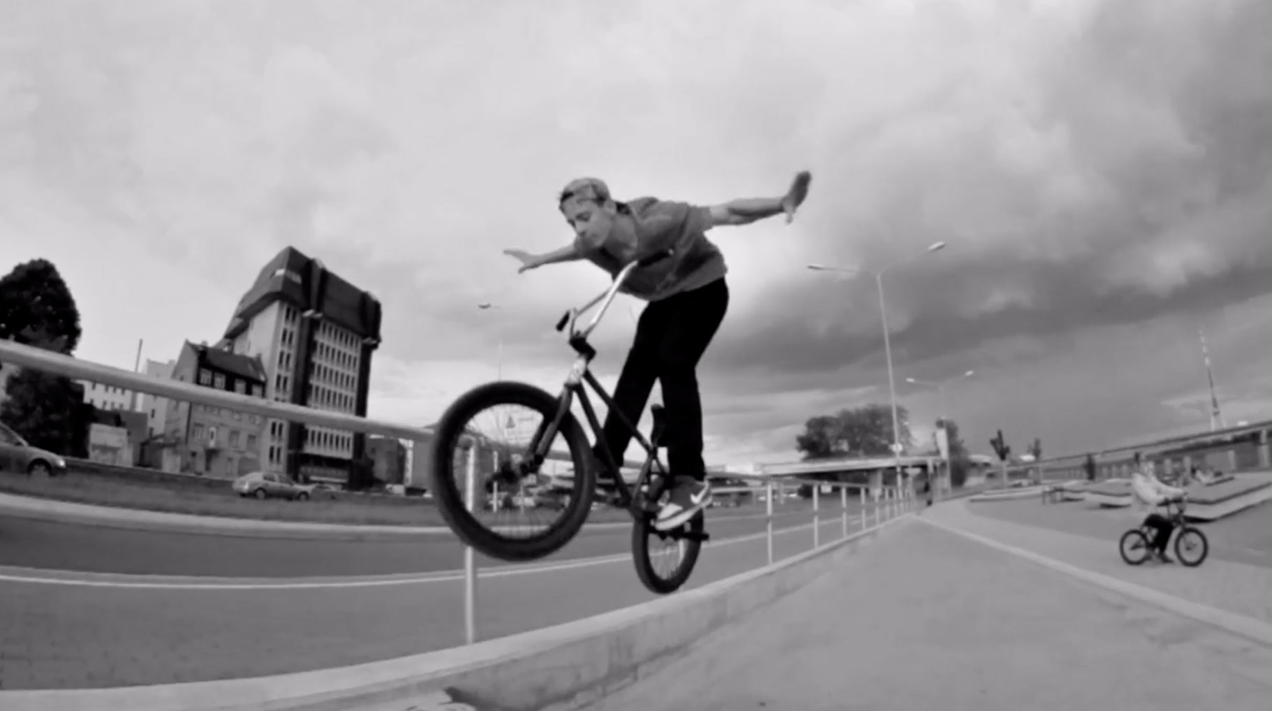 Simonas Norkus, seines Zeichens Teamfahrer für ParBMX, bekommt nun auch jede Menge Stuff von Flybikes. Hier sein kurz und knackiges Welcome-Video.