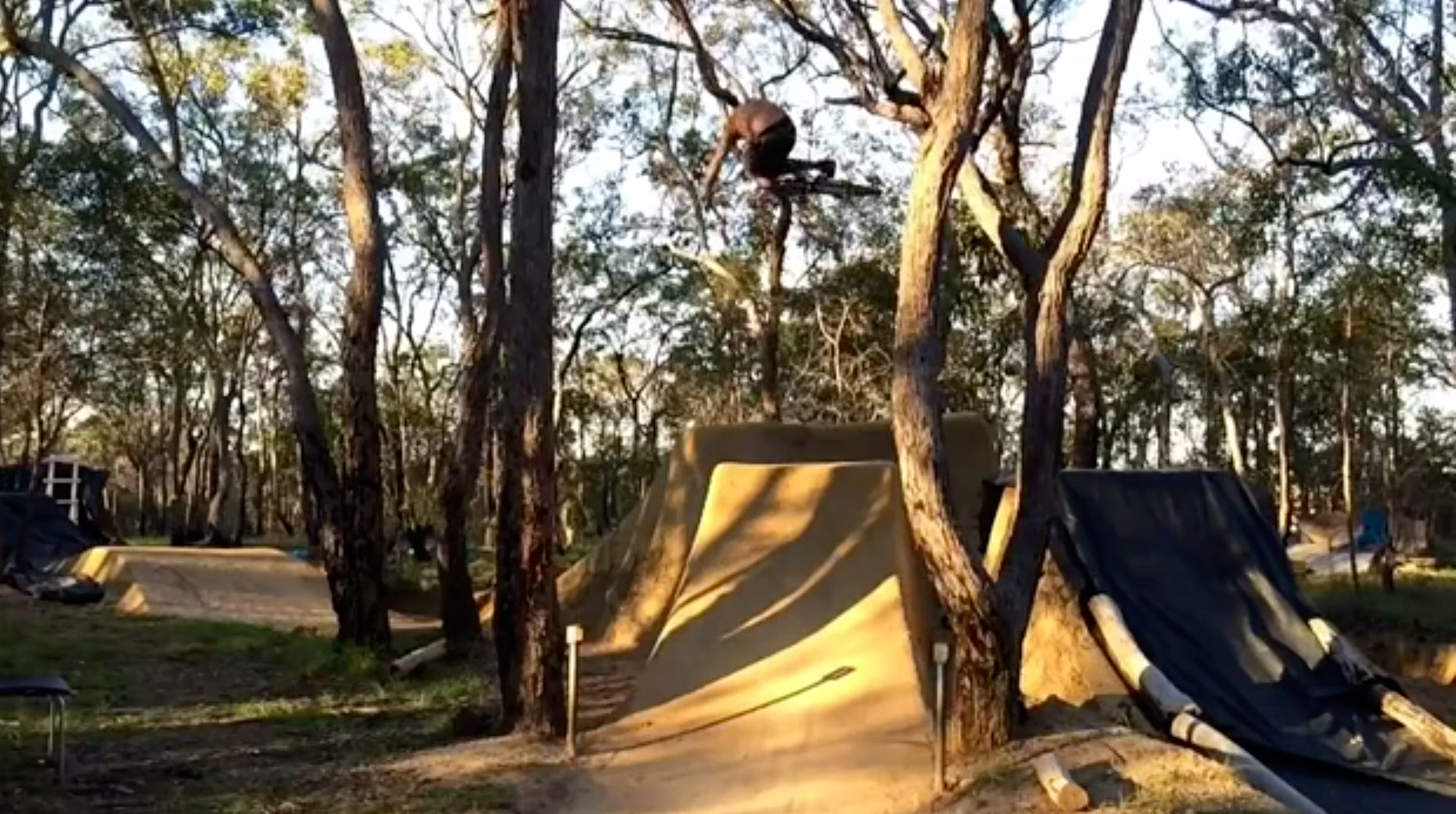 Die Snakewood Trails sind ein absolutes Paradies für jeden, der Trails fährt. Die Hügel werden mit Liebe gehegt und gepflegt und das sieht man auch im Video.