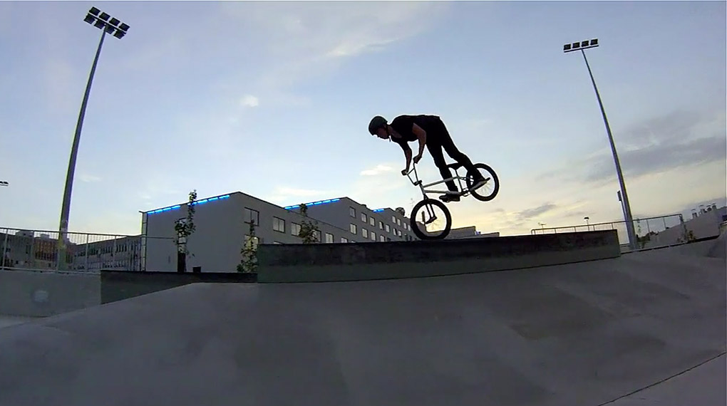 Der bis jetzt komplett unbekannte Vian Bovcon zündet ein Trickfeuerwerk in seinem Localpark! Wer sagt, dass man in Parks nicht Street fahren kann?