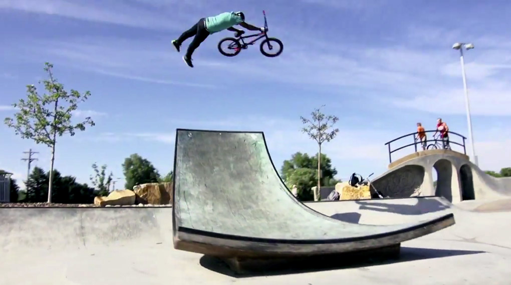 AJ Anaya hat es sich für VP Components ordentlich in den Beton- und Holzparks von Colorado besorgt und sogar den legendären "V"-Jump reaktiviert. Respekt!