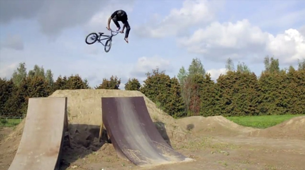 Eigentlich kommt Andre Jesus aus Brasilien, aber seinen neuen Edit für Colony hat er im Savela Skatepark zu Helsinki gefilmt. Abgehen tut er aber auch dort.