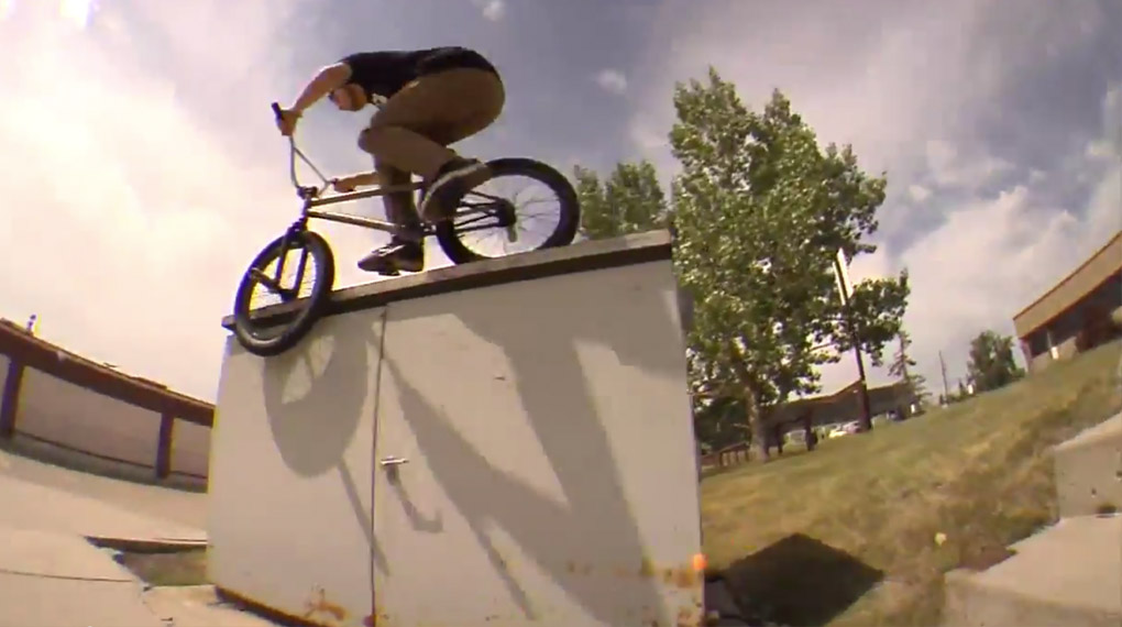 Andrew Schubert representet S&M Bikes in Kanada und tut dies mit Fastplants to Grinds und anderen Tricks am Zahn der Zeit.