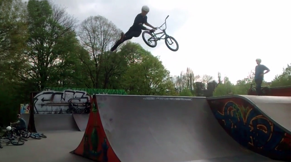 Antonio Wedekind hat uns eine Zusammenfassung seiner besten Handyclips von einigen Sessions im Skateparadies Jena zukommen lassen. Hier geht