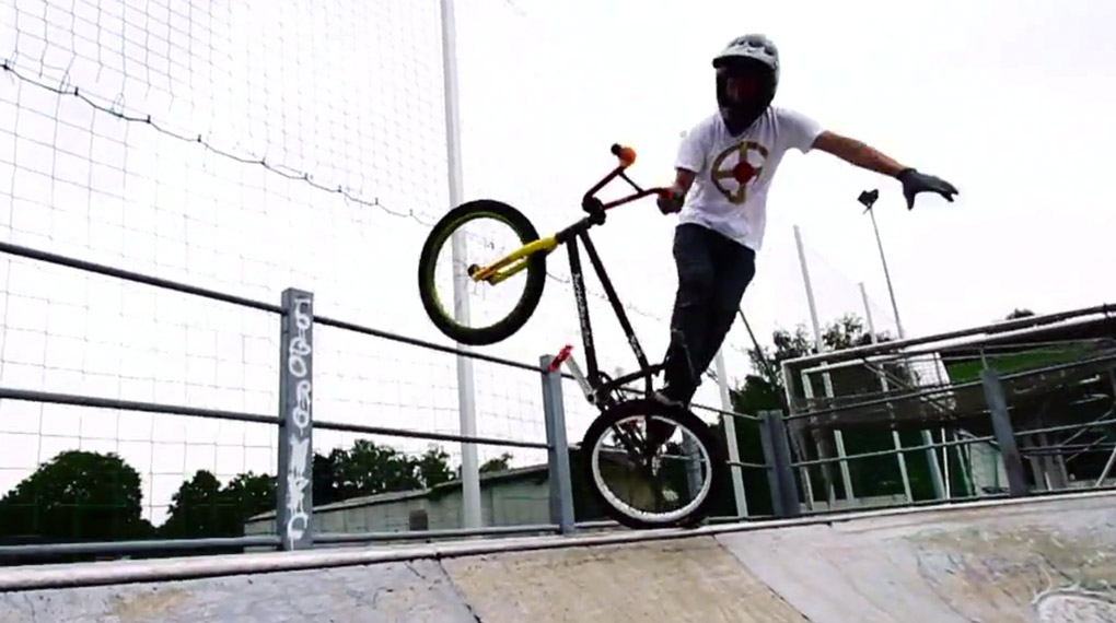 Auch mit 32 Jahren geht Benno Hankowetz noch immer gut ab. In diesem Video zerlegt der Minirampenweltmeister von 1997 seinen Localskatepark in Gmunden.