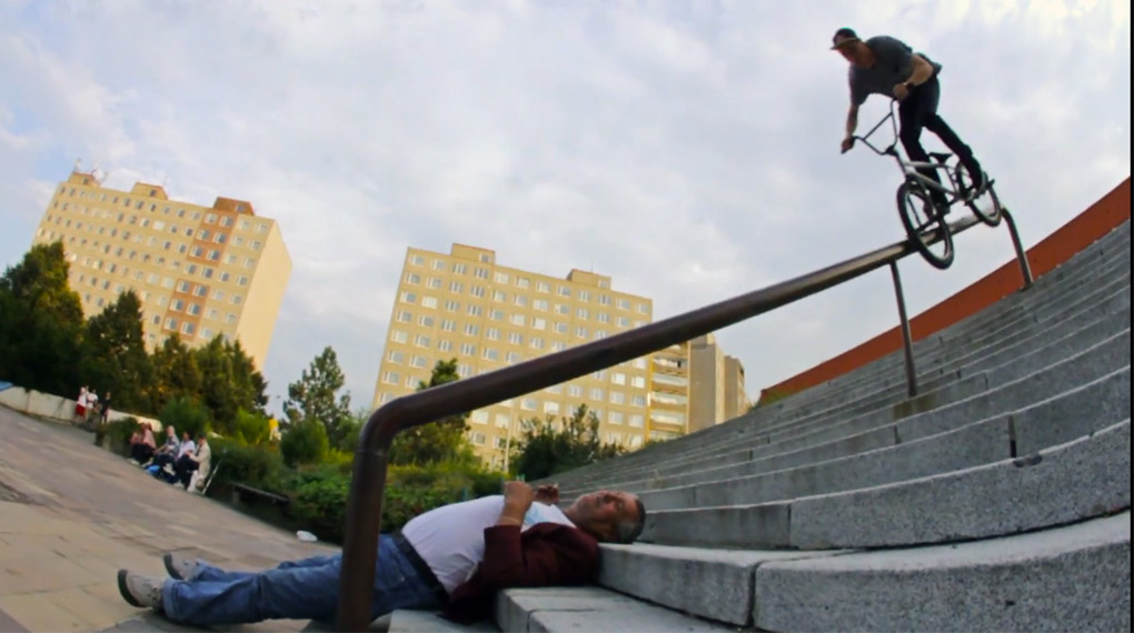 Peter Adam hat Bruno Hoffmann, Alex Kennedy und Greg Layden 3 Tage lang durch Prag gescheucht. Das dazugehörige Video solltest du auf keinen Fall verpassen!