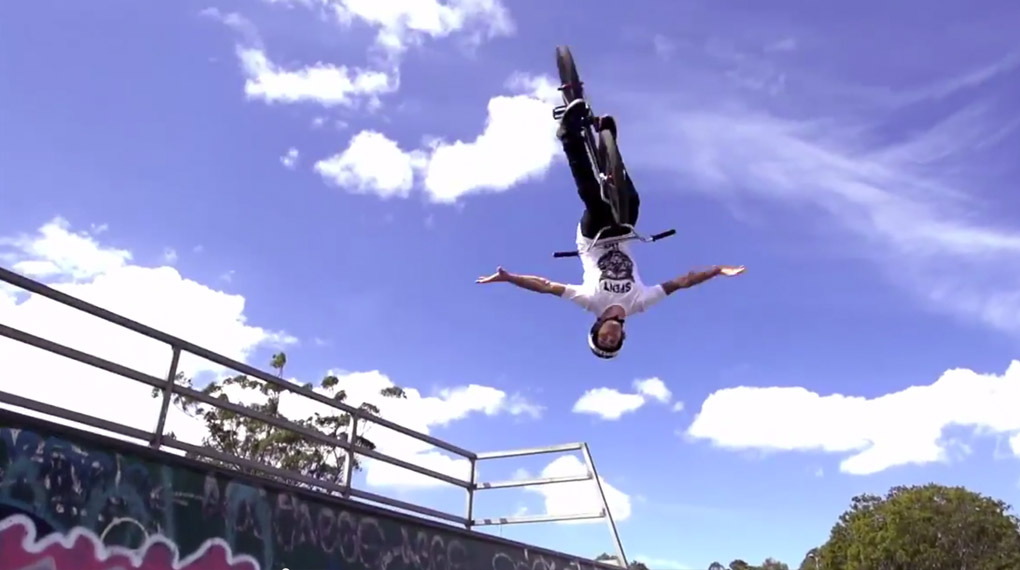 An der australischen Gold Coast wimmelt es geradezu vor jungen BMX-Talenten. Einer davon ist Chris James, der für dieses Video mega abgeboostet hat.