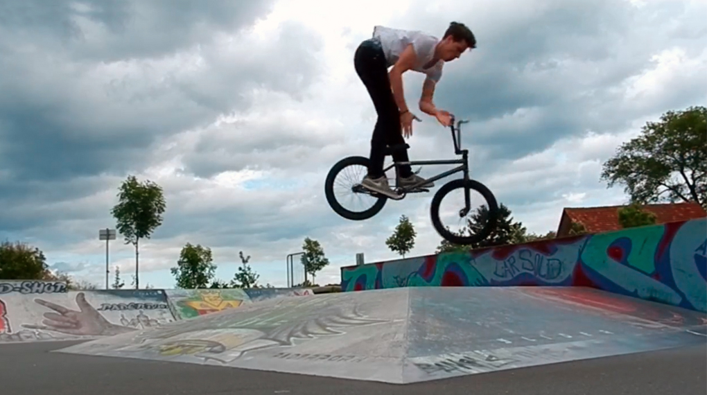 Chris Schmitz hat für ein Selfie in bewegten Bildern den Paderborner Skatepark als Motiv ausgesucht. Hier ist das Video von seiner Stippvisite.