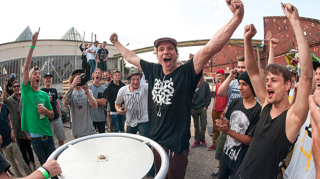 Christian Heger haut in diesem Edit für den Peoples Store einen Icepickgrind to 180 raus, bei dem selbst Dan Paley neidisch wird. Hier geht