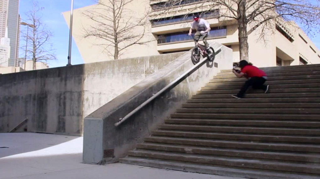 Cody Anderson ist keine Treppe zu hoch und kein Einschlag zu hart. Hier sind ein paar Stunts, die er für Hoffman Bikes auf den Straßen von Texas gefilmt hat.