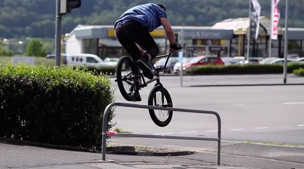 Leservideo: Kalle Frank und Dominik Dürrbeck teilen sich für die DaCrew Videoserie einen Splitedit und nehmen Schweinfurt auseinander. Daumen Hoch!