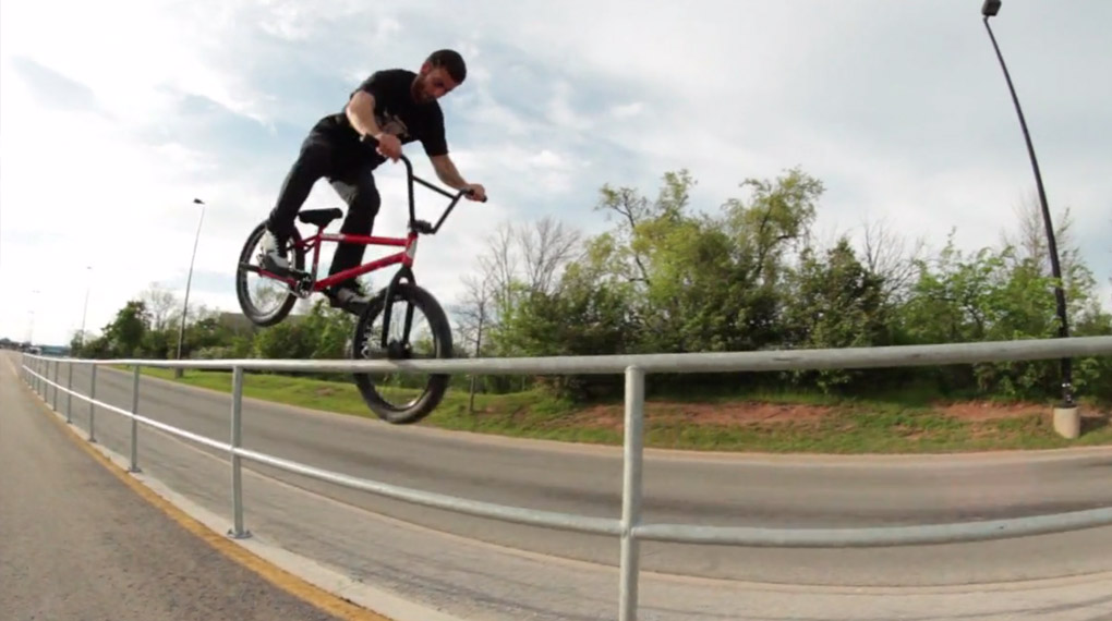 Du kennst Dan Cauchi noch nicht? Dann wollen wir das mal ändern! Für dieses Video hat unser kanadischer Grindsportfreund allerlei neumodischen Kram gefilmt.