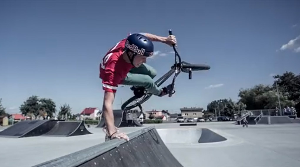 Dawid Godziek ist nicht nur ein hervorragender Dirtfahrer, sondern fühlt sich auch auf Holzrampen wohl. Hier ist der Videobeweis aus dem Skatepark von Żory.