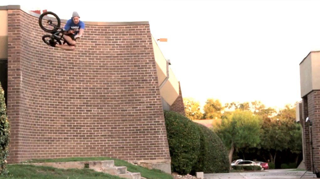Auch in diesem Video für Sunday Bikes lässt Erik Elstran den Rest der BMX-Szene wie einen Haufen spaßbefreiter Miesepeter aussehen. OMG, unbedingt gucken!