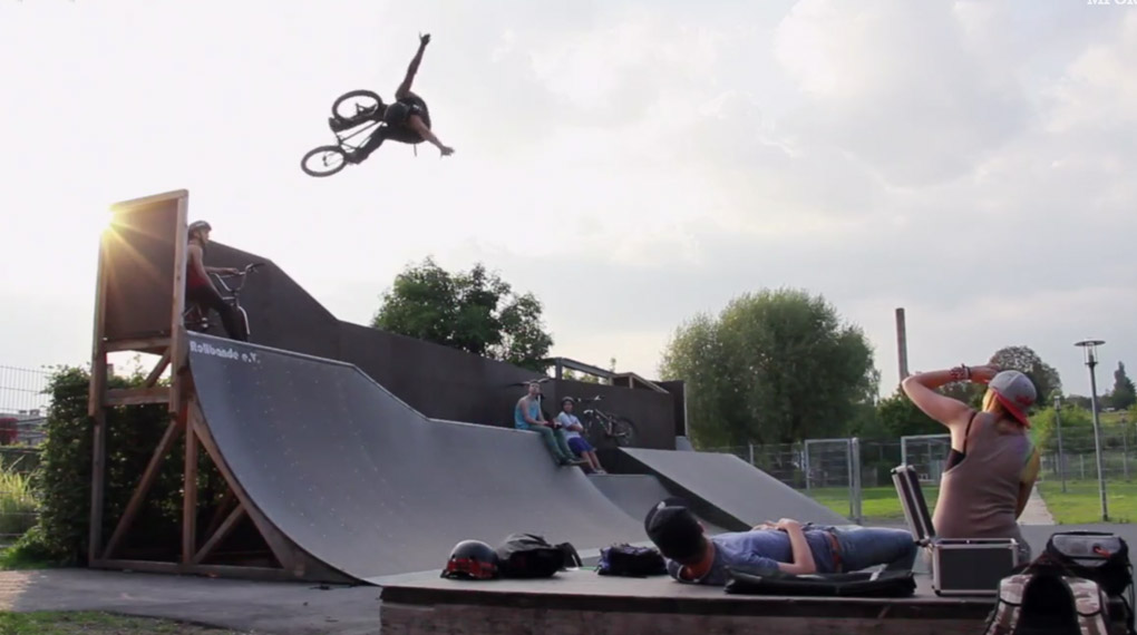 Fabian Haugk aka Ian Hawk hat sich einen Tag lang den Skatepark in Pößneck vorgeknöpft. Zeit genug, um das thüringische Rampenparadies komplett zu zerlegen.