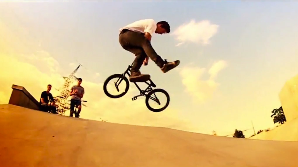 Felix Wühler für Bikers Base Clothing: Der Mann mit den Bilderbuchtailwhips hat seinen Welcome-Edit an einigen Traumspots in Mannheim gefilmt.