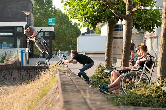 Wenn es in BMX ein eingespieltes Team gibt, dann sind es Van Homan und Stew Johnson. Hier siehst du die beiden bei der Arbeit an der Uni von Düsseldorf