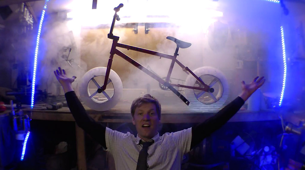 Colin Furze baut ein Fahrrad, dessen Räder aus Eis sind und das Ice Bike ist geboren. Der Akt des völligen Unsinns macht dieses Video sehr unterhaltsam.