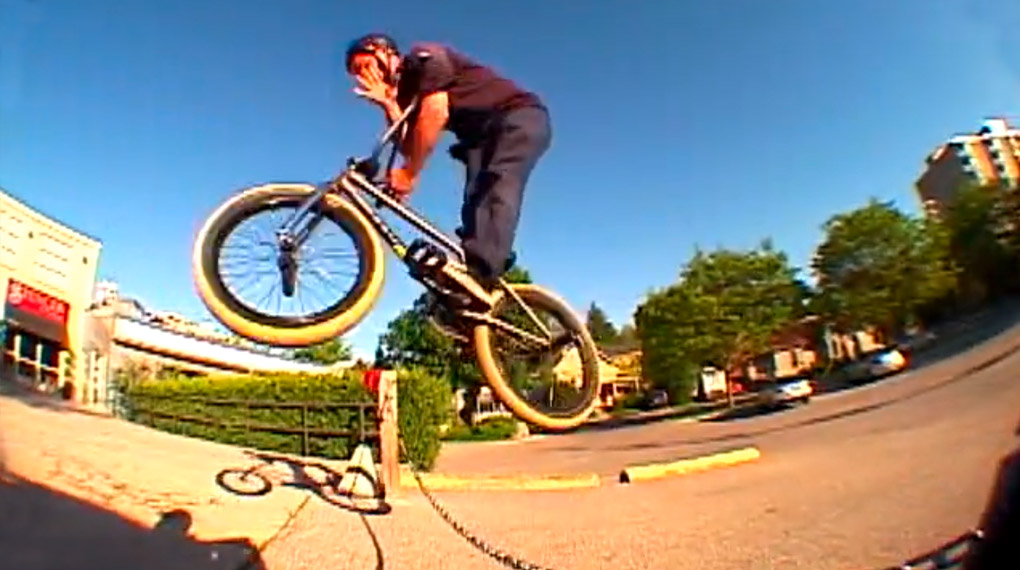 Jack Leonard gehört zu jener Sorte Fahrer, die sich stundenlang mit einem Bürgersteig beschäftigen. Hier sind ein paar Clips, die er für MacNeil gefilmt hat.