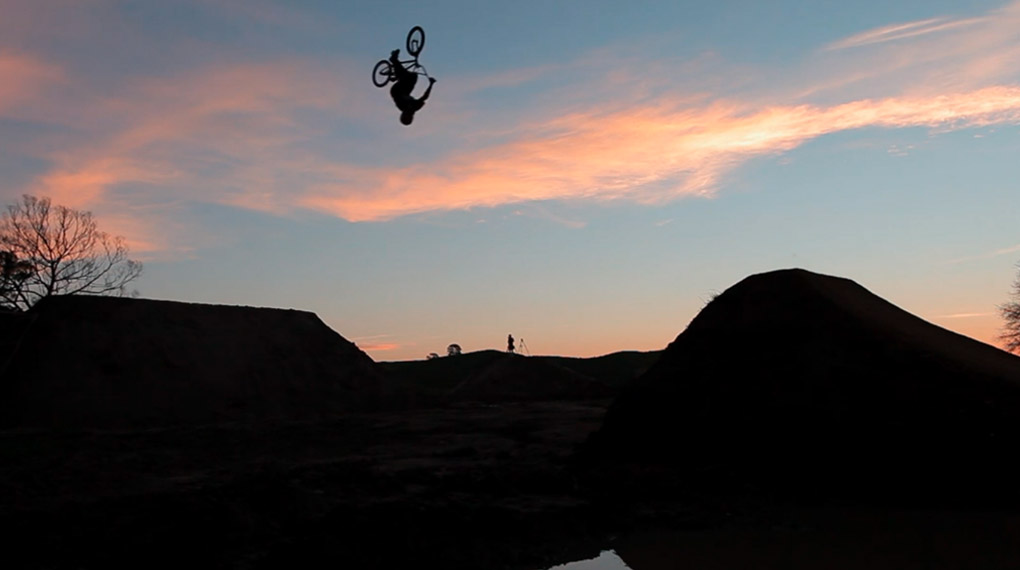 Jed Mildon hakt im zweiten Teil von Red Bull Dirt Dogs gleich zwei Weltrekorde über den 18-Meter-Monsterdouble hinter seinem Haus ab. Hier geht