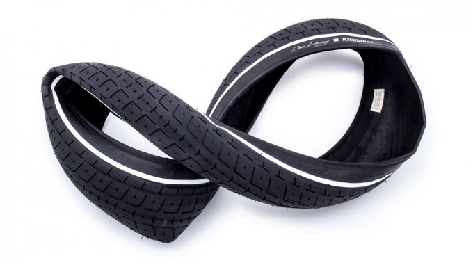 Dan Laceys Signaturereifen von KHEbikes wiegt trotz Extrabreite (2,4") nur schlappe 488 g. Die Faltreifenversion hat einen goldenen und die hier abgebildete Steel-beaded-Versionen hat einen weißen Aufdruck.