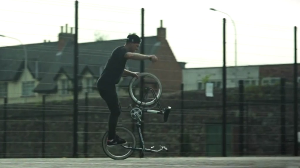 Eigentlich fahren Keelan Phillips, Louis Morris und Rob Welch ja BMX. Doch für dieses Video haben sind die drei ausnahmsweise mal auf Klappräder umgestiegen.
