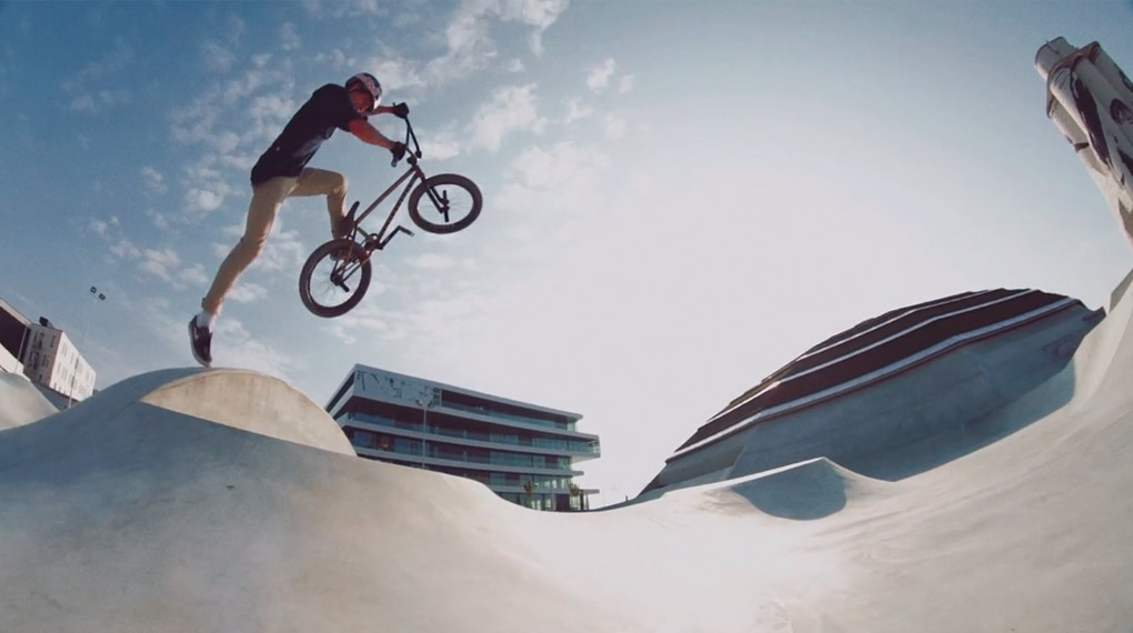 Kriss Kyle zu Besuch im Streetdome in Dänemark: Wenn ein solcher Megapark auf einen so mega talentierten Fahrer trifft, kommt ein Megavideo dabei heraus.