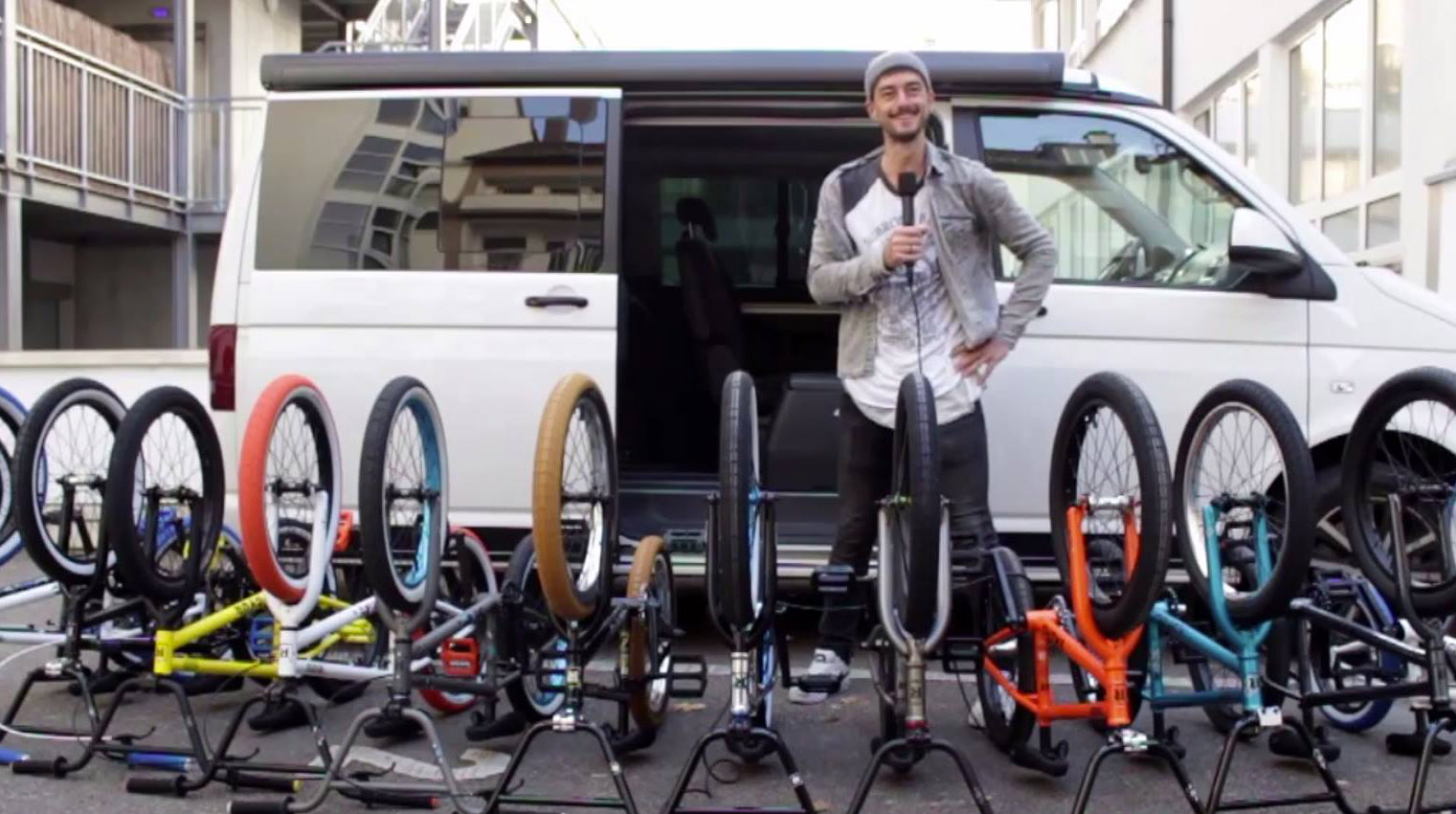 Radio Bikes hat neue Kompletträder im Programm. Flo Sailer von kunstform?! in Stuttgart stellt diese vor, sodass sich jeder selbst ein Bild machen kann.