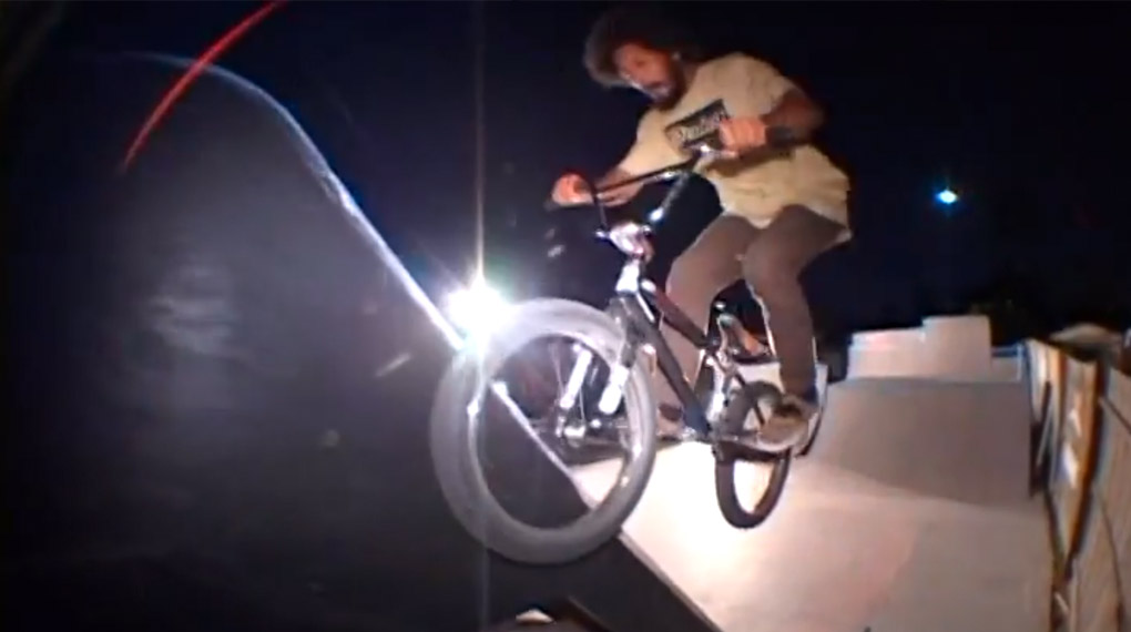 Lahsaan Kobza und Tammy McCarley entspannen sich bei einer Session in einem coolen Backyardpark. Wer hätte einen solchen Set-up nicht auch gerne im Garten?!