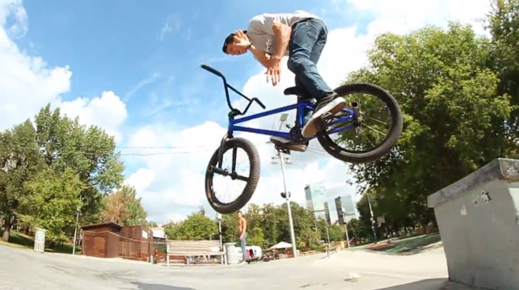 Max Chuprina macht kurzen Prozess mit einigen Skateplazen in Moskau und Großbritannien. Wer träumt nicht davon, die eigene Rollsportanlage so zu zerlegen?!