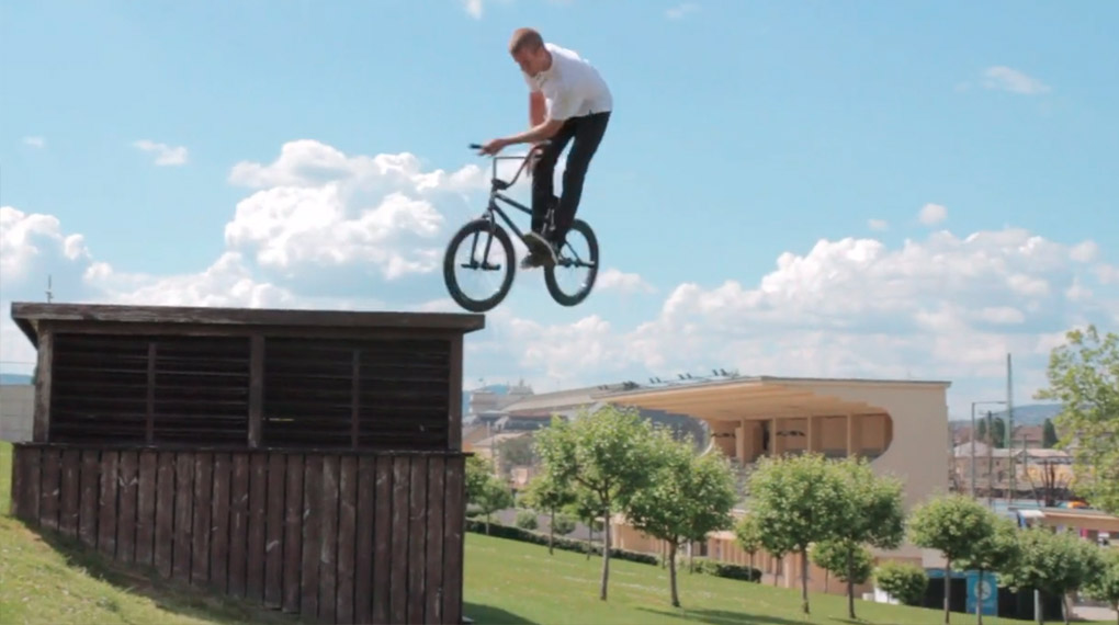 Moritz Nußbaumer hat mit seinem Kumpel/Filmer Sebi Messerer einen Ausflug nach Budapest unternommen, um dort dieses Video für den Peoples Store zu filmen.