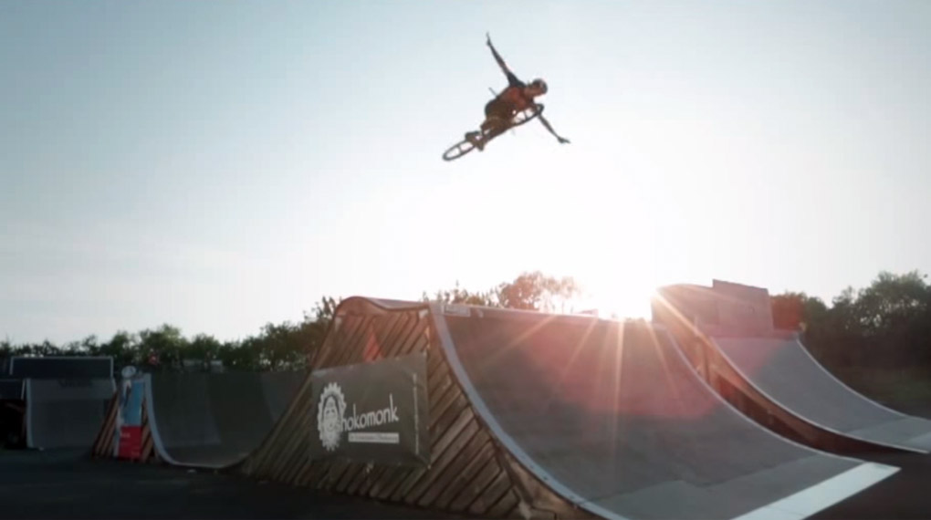 Ob oppo oder regular macht für JB Peytavit nicht wirklich einen Unterschied, Hier ist der Welcome-Edit von Monsieur Bikeflip für den kunstform?!-Shop.