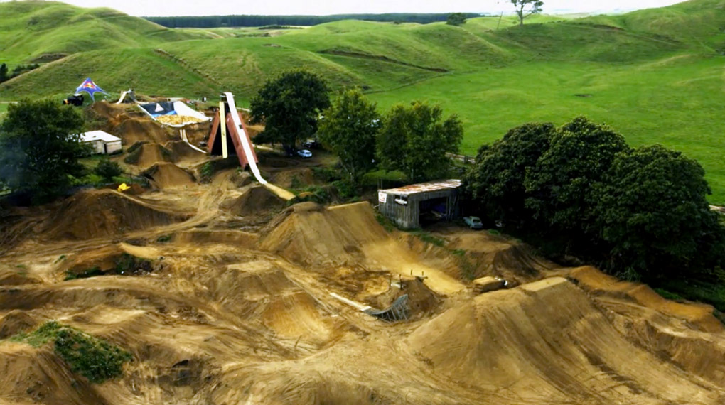 Jed Mildon kennt jede Abkürzung in die Welt des Schmerzes. Mehr über die schmerzhafte Weltrekordjagd erfährst du in der dritten Folge von Red Bull Dirt Dogs.