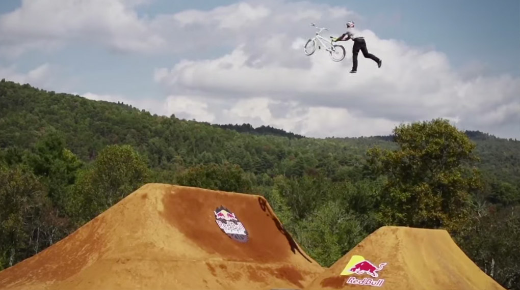 Red Bull Dreamline 2014 gilt als einer der besten BMX-Dirtcontests aller Zeiten. In dieser Mini-Doku erfährst du, warum man das durchaus so sehen kann.