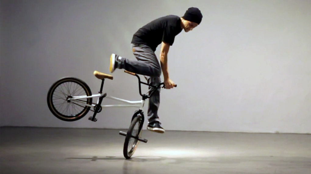 Der ehemalige Flatlandweltmeister Michael Sommer aka Sonny Blake bringt für dieses Video sein BMX-Rad zum Klingen. Wie sich das anhört, erfährst du hier.