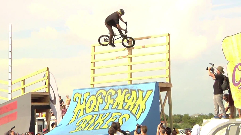 Hier findest du die Highlights vom Streetfinale auf dem Texas Toast Jam 2014 mit allen Gewinnern und einem unglaublichen 360 to Crankarmslide von Trey Jones.