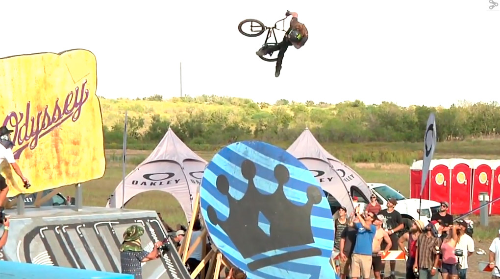 Hier sind fünf Minuten Geballer von den Streetvorläufen beim Texas Toast Jam 2014, alle bisherigen Ergebnisse und der Gewinner des Bunnyhopcontests.