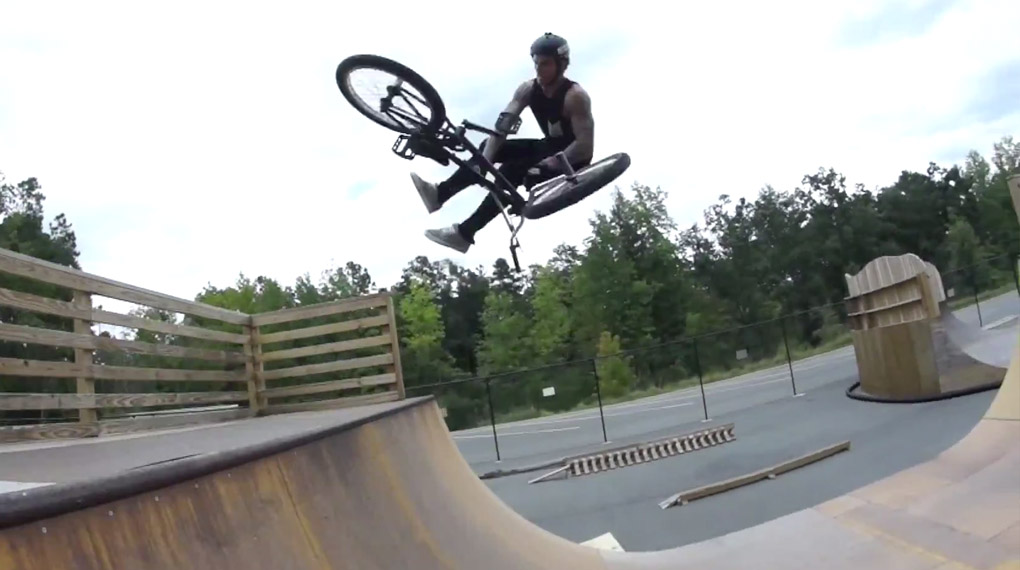 Näher kann man Pumped BMX 2 im wirklichen Leben nicht kommen: Thomas Glew hat für dieses Video den Daniel Dhers Action Sports Complex rasiert. Böse!