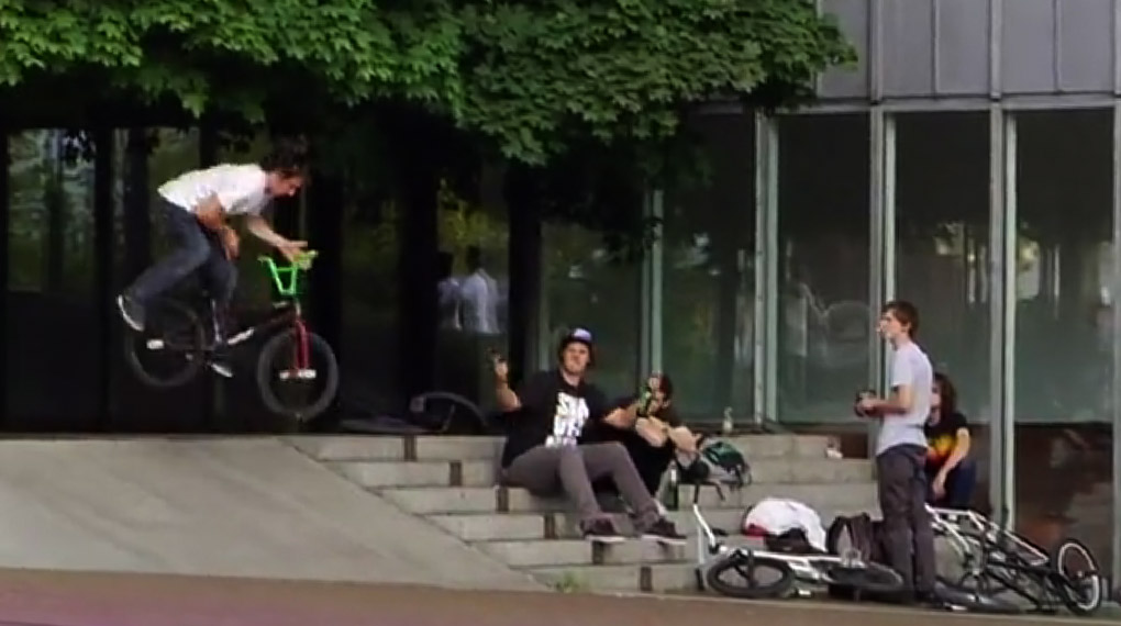 Thomi Zronek hat dieses Video für Lotek binnen anderthalb Tagen während eines Kölnbesuchs aus dem Ärmel geschüttelt – und war seiner Zeit damit weit voraus.