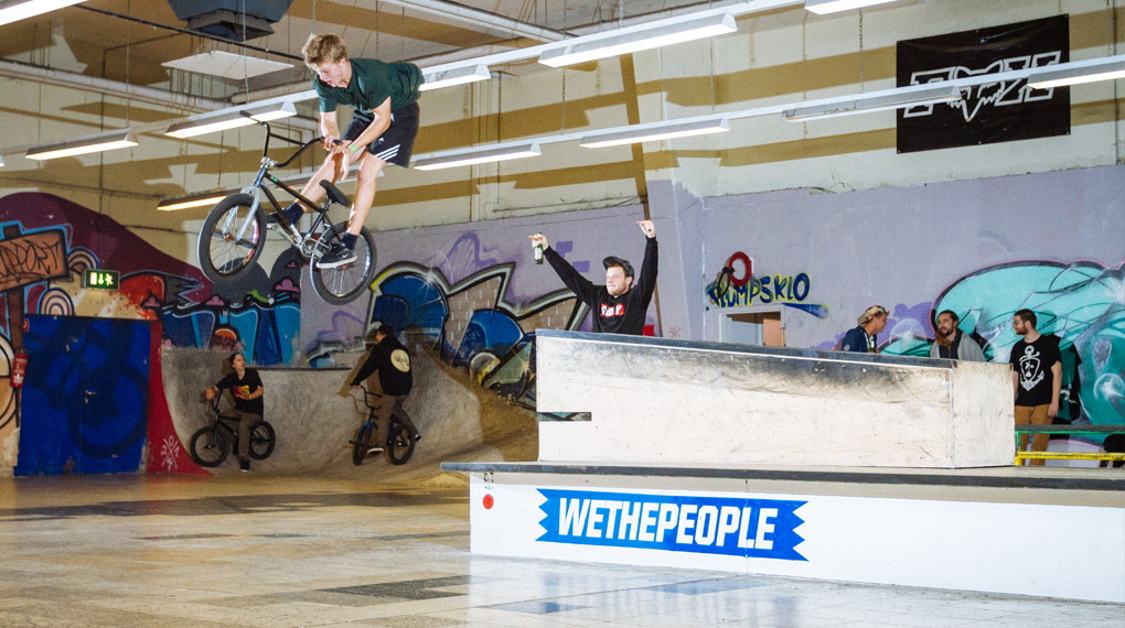 Zu Besuch im Grindlabor: Passend zur Story in Ausgabe 121 ist hier unser Video von der wethepeople Autumn Session 2014 in der Projekt X Skatehalle Trier.