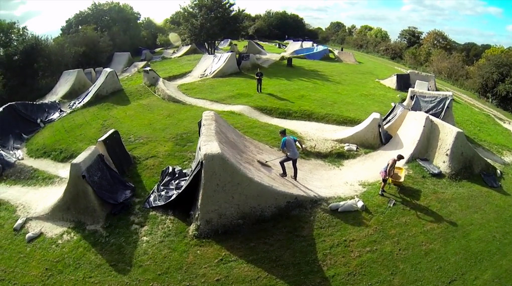 Die Woodyard Trails in der Nähe von Cambridge gehören zu den besten BMX-Trails in ganz England. Warum das so ist, zeigt dieses Video.