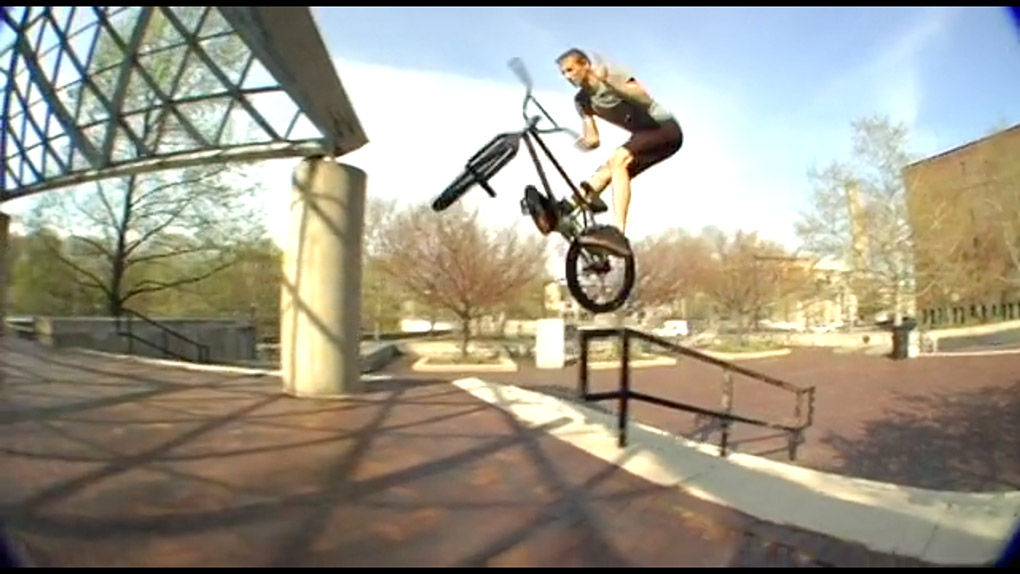 Der dritte Teil des 215 Mixtapes ist da und überzeugt mit hoher Barspindichte und ansehnlichen Streetmannövern und einem Banger, bei dem Funken die fliegen.