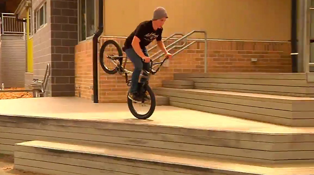 Alex Bolton hat einen neuen Edit für Kink am Start. Dabei interessiert es ihn herzlich wenig, ob er gerade auf dem Vorder- oder Hinterrad herumrollt.