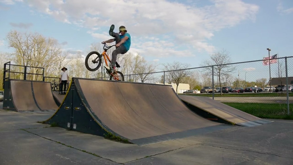 Du kennst Brant Moore nicht? Das Mitglied der sagenumwobenen Lip Lords bewegt sich auf neuen Gefilden und zeigt, dass er nicht immer ein Coping braucht.