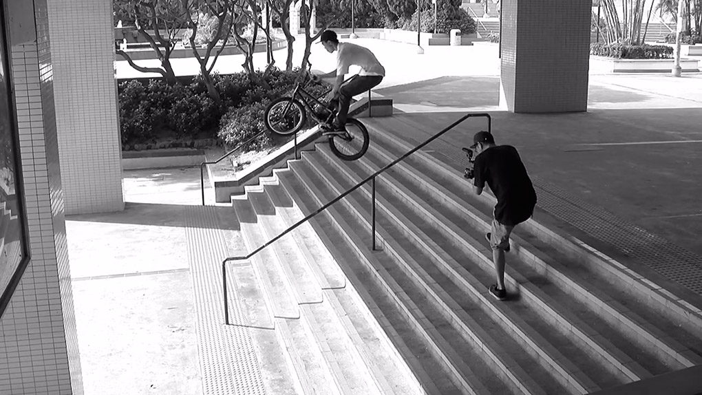 Cheung King Ling aus Hong Kong stürzt sich furchtlos auch große Treppensets hinunter, beherrscht aber auch technische Grind-Mannöver. Zum Video hier entlang: