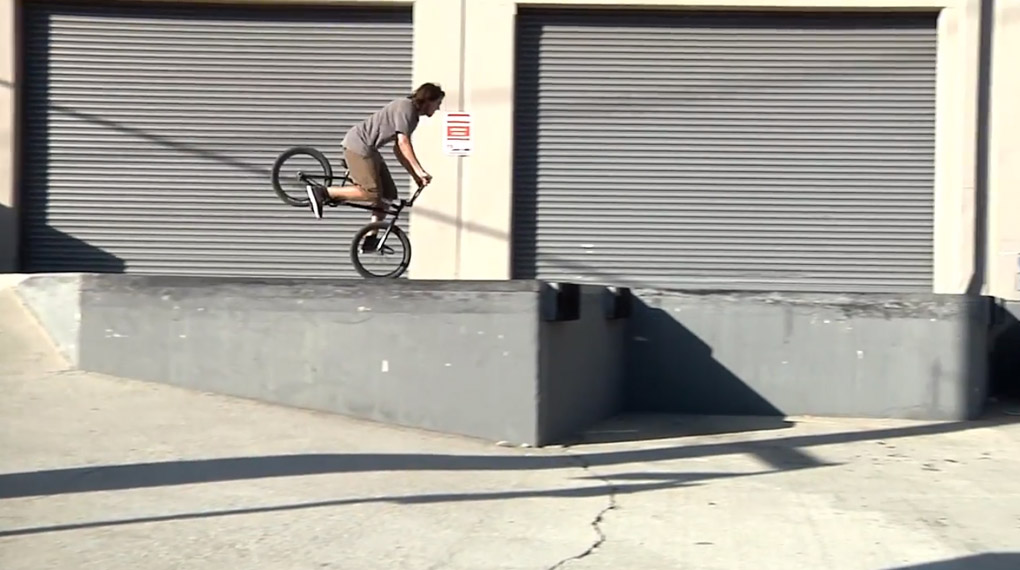 Chris Bracamonte hat für Colony einen neuen Edit gefilmt, in dem er mit "Nose to Grind"-Combos nur so um sich wirft. Einfach so grinden wäre ja langweilig …