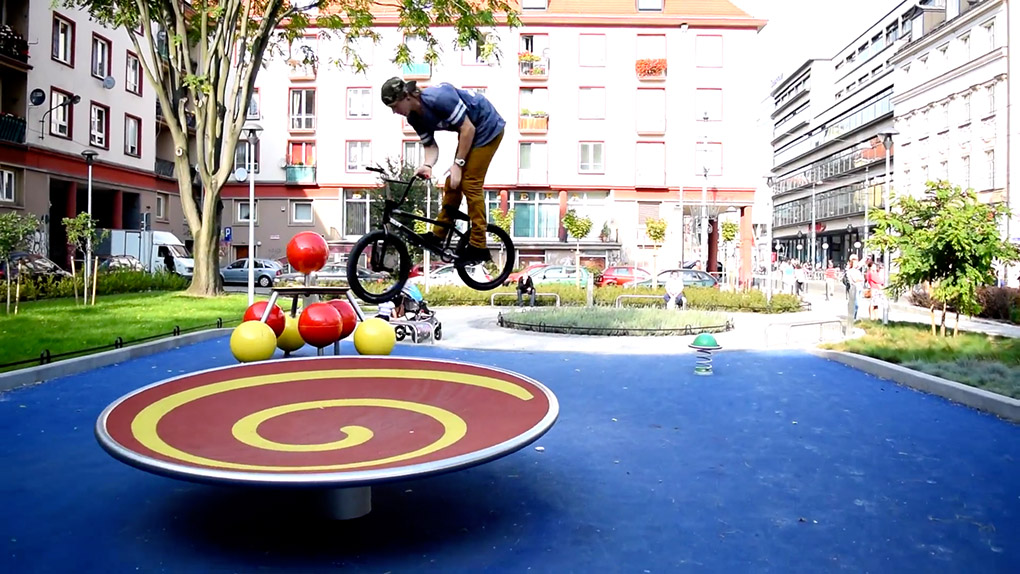 Damian Onufrak mag die polnische Hauptstadt so sehr, dass er ihr einen Edit gewidmet hat, in dem er ausschließlich Spots in Warschau gefahren ist.