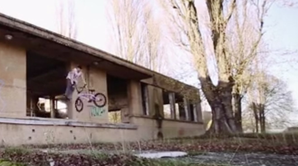 Declan Brooks hat eine verlassenen Stützpunkt der Royal Air Force entdeckt und dort einen kurzen Edit gefilmt. Wie er mit dem unwegsamen Gelände zurechtkam, siehst du hier: